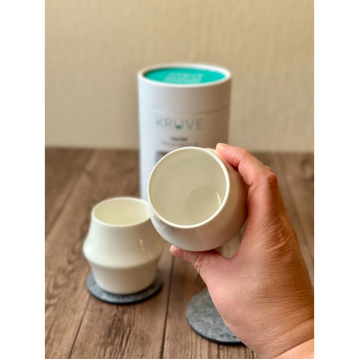 Kruve Cascade Espresso porseleinen kopjes 75 ml wit stapelbaar set van 2 met vilt coasters