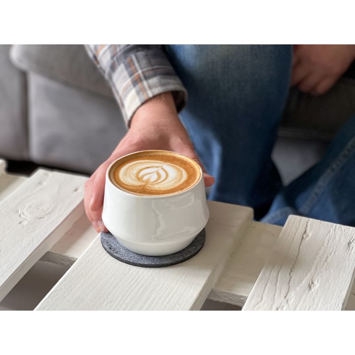 Kruve Imagine Latte porseleinen kopjes 250 ml wit set van 2 met vilt coasters