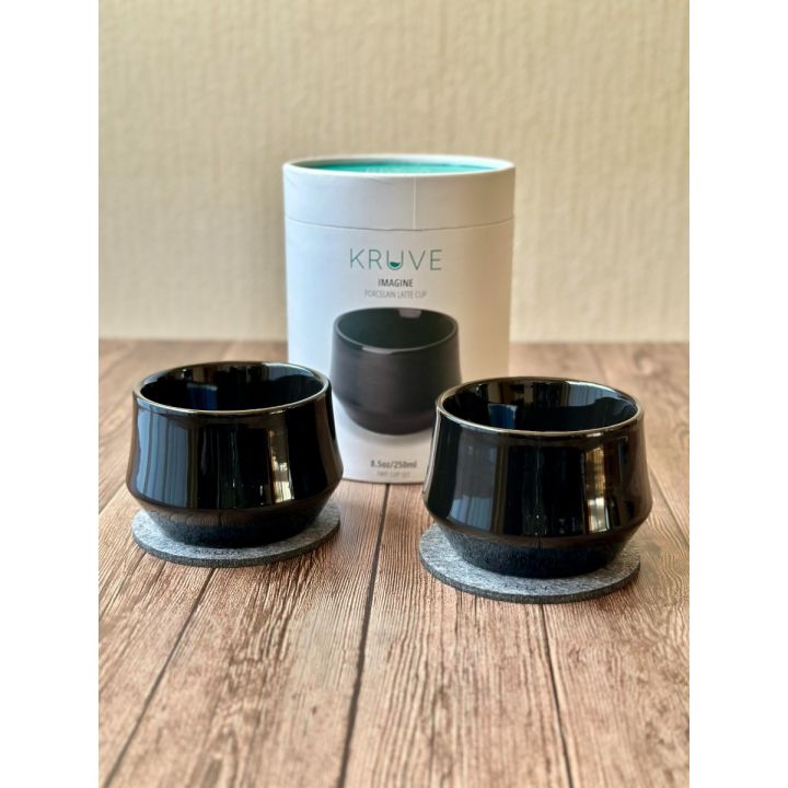Kruve Imagine Latte porseleinen kopjes 250 ml zwart set van 2 met vilt coasters