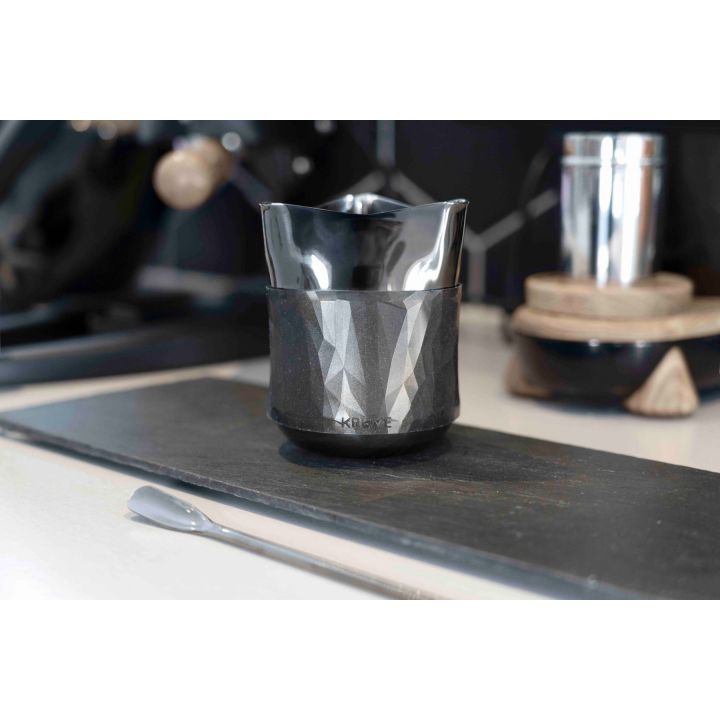 Kruve Create melkkan 440 ml zwart met geïntegreerde 3-in-1 schenktuit